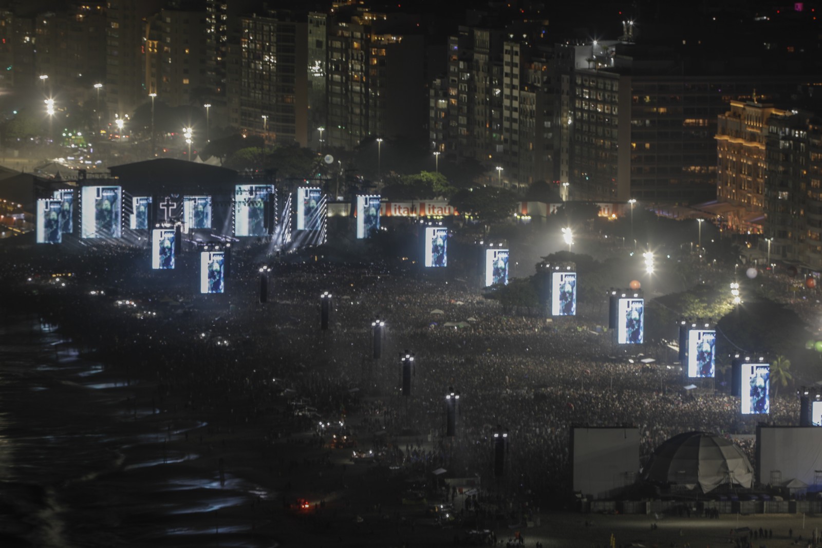 Agravamento da crise de segurança e aproximação de eventos como show de Madonna (foto) mobilizaram o poder público, que intensificou o policiamento em Copacabana desde então — Foto: Gabriel de Paiva / Agência O Globo / 04-05-2024