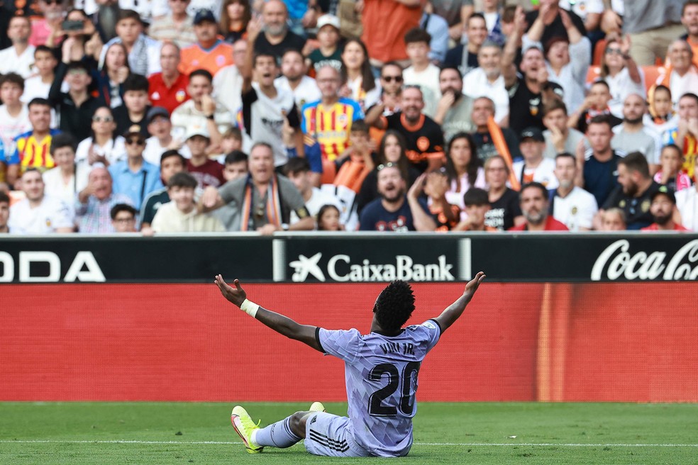 Vini Jr sofreu ataques racistas na partida contra o Valencia — Foto: JOSE JORDAN / AFP