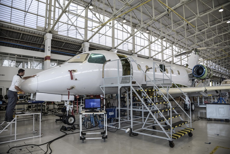 Fábrica da Embraer em São José dos Campos; linha de montagem do Legacy