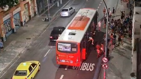 Caos na Lapa: arruaceiros descem de ônibus lotado, promovem correria e levam pânico a moradores 