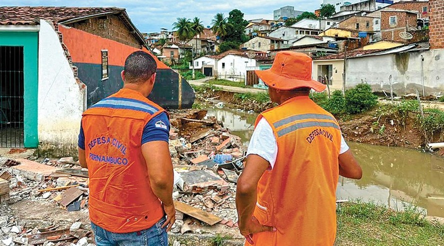 Defesa Civil em &aacute;rea atingida pela chuva em Pernambuco
