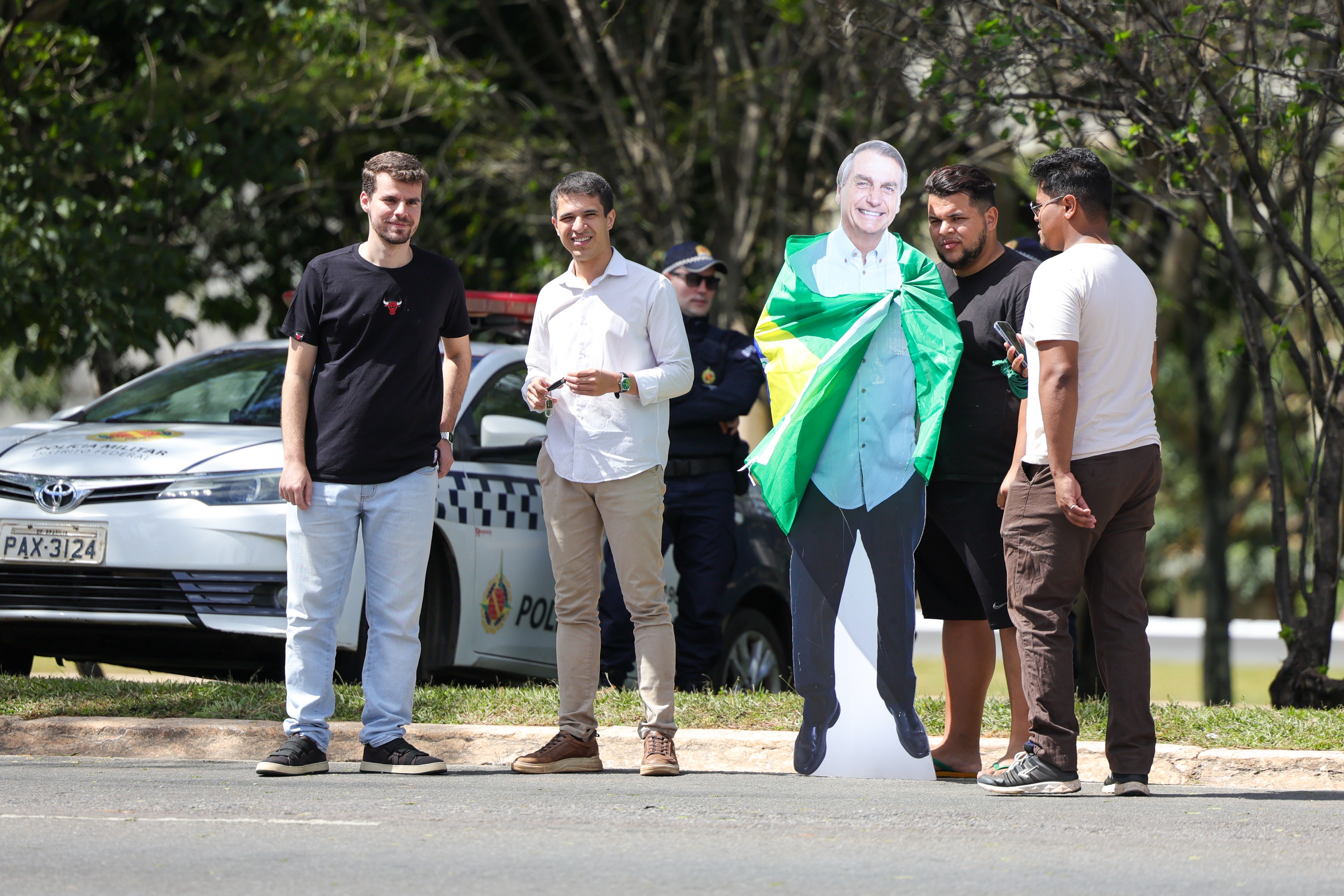 Manifestação do 1º de Maio no DF tem confusão após bolsonaristas levarem boneco de papelão do ex-presidente