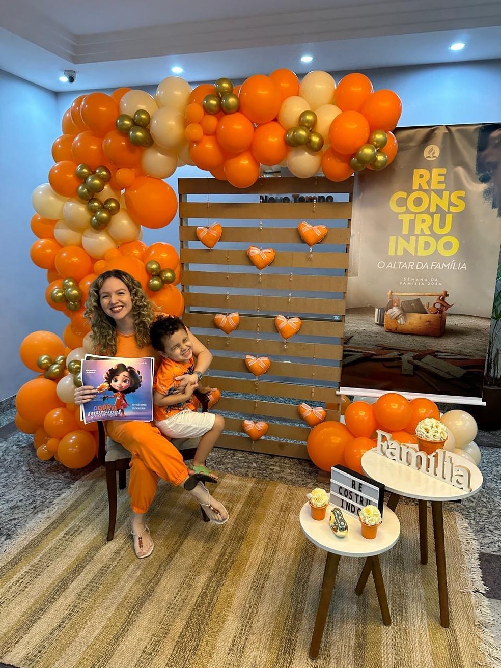 A escritora Priscilla Litwak e seu filho Calebe em evento do Maio Laranja conta o abuso sexual infantil — Foto: Divulgação
