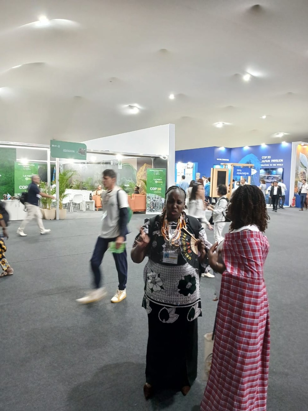 In Belém, COP30 participants use fans to beat the heat — Photo: Lucas Altino