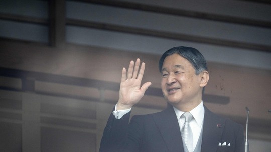 Jovem fica nu diante do imperador do Japão em discurso de Ano Novo