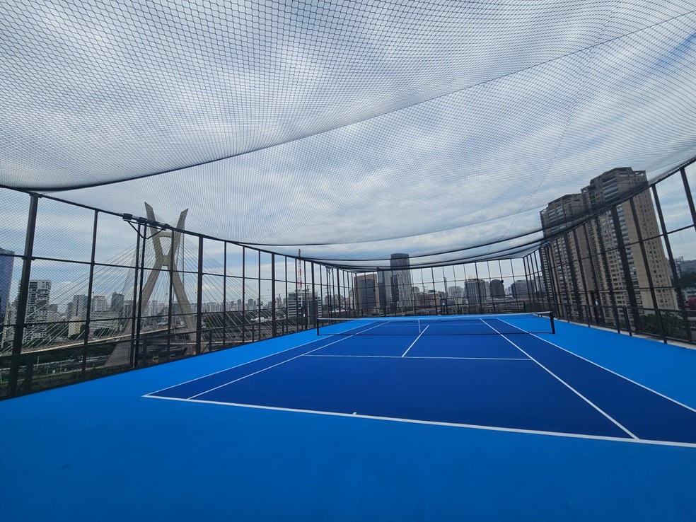 Quadra de tênis, no topo do clube vertical do São Paulo Surf Club — Foto: Pedro Carvalho / O GLOBO