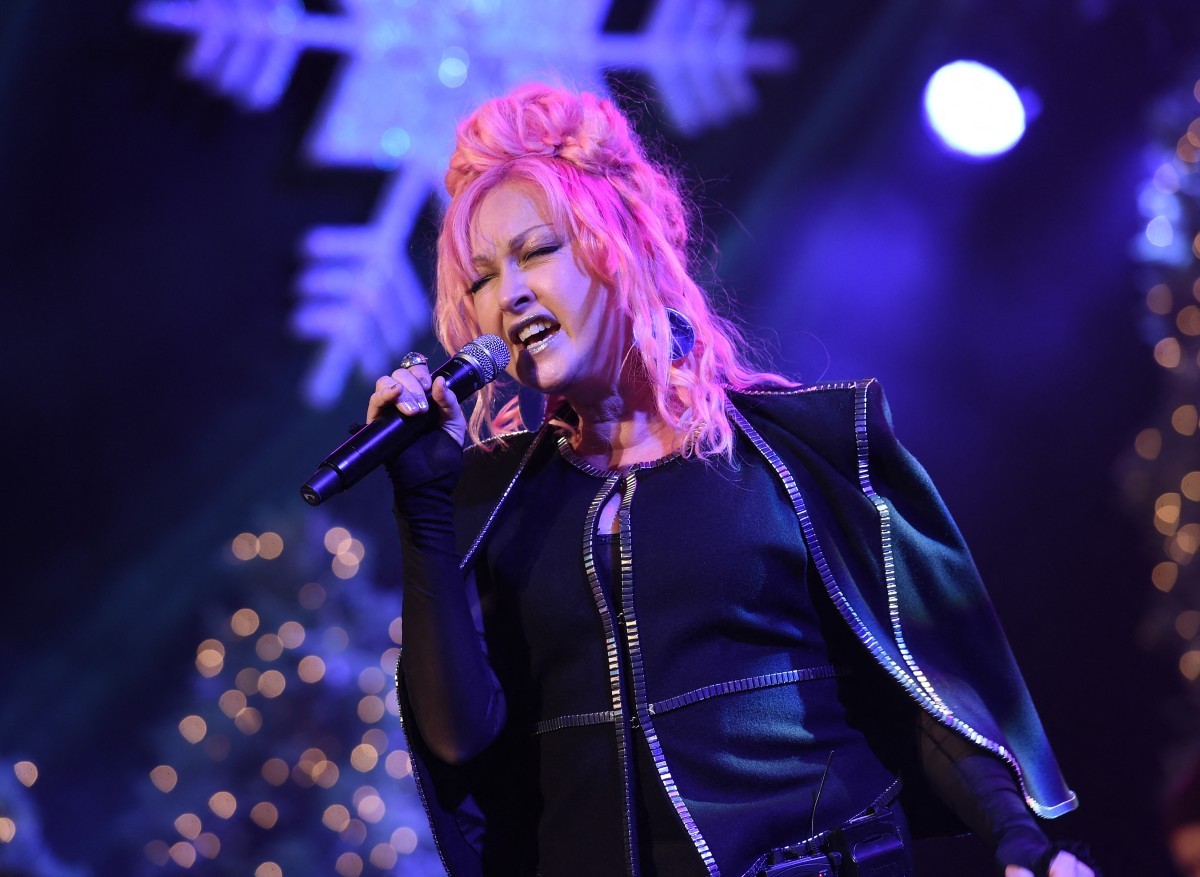 Cyndi Lauper diz que compõe enquanto faz faxina: 'As músicas vêm enquanto estou limpando'