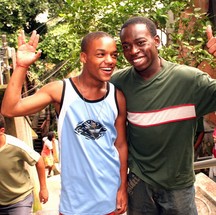 Laranjinha (Darlan Cunha) e Acerola (Douglas Silva) em “Cidade dos homens” — Foto: Divulgação