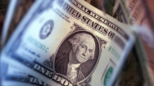 Por que o dólar está em queda? Vai ficar abaixo de R$ 5? Analistas respondem