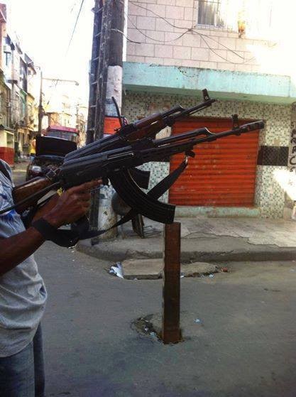 Bandido ostenta dois fuzis na Pedreira, em Costa Barros — Foto: Acervo O Globo