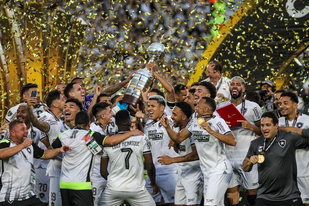 Botafogo ergue a taça da Libertadores da América — Foto: Andre Moreira