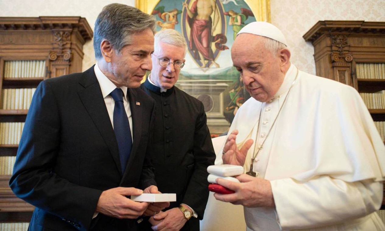 O Papa Francisco com o Secretário de Estado dos EUA, Antony Blinken (L), no Vaticano, em junho de 2021, como parte de uma turnê por três nações da Europa.  — Foto: AFP