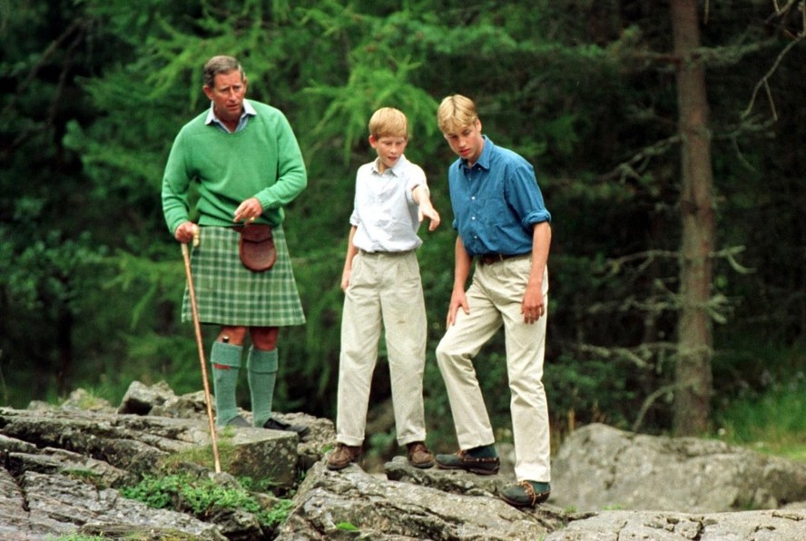 Foto de 1997 do então príncipe Charles com os filhos: postagem pelo Dia dos Pais