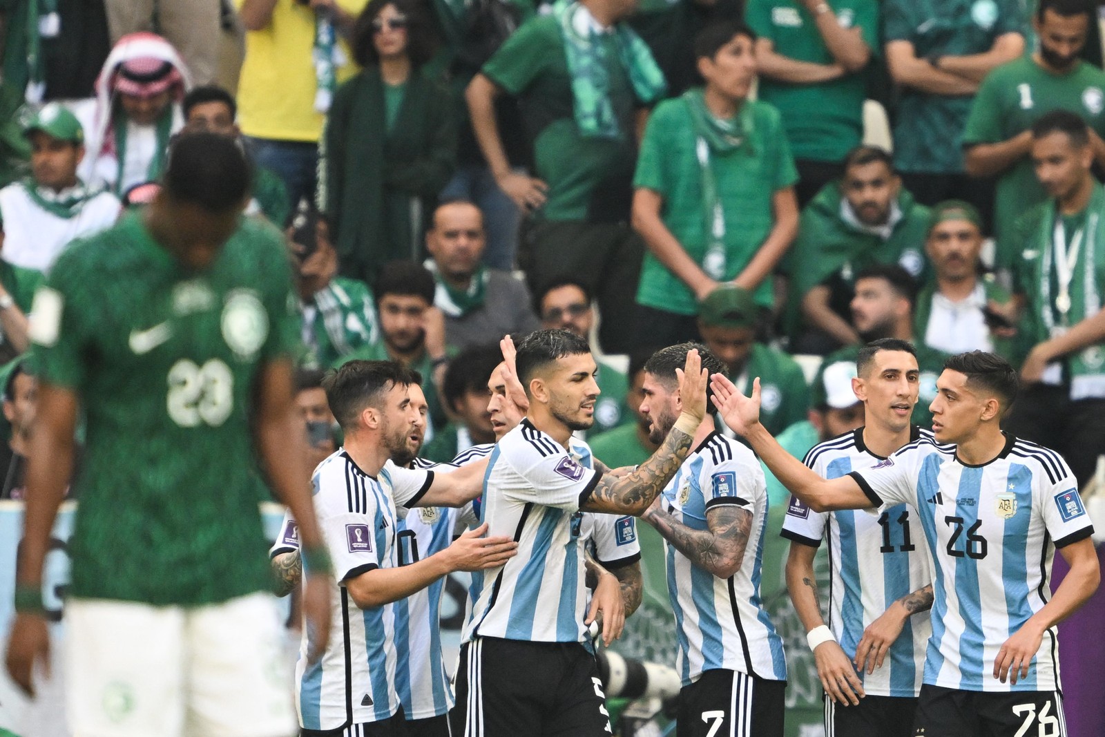 Atacante Lautaro Martinez comemora com os companheiros gol que acabou sendo anulado por impedimento pelo VAR — Foto: KIRILL KUDRYAVTSEV/AFP