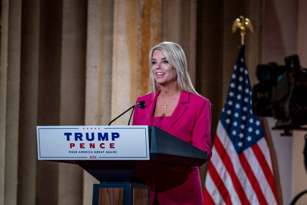 Após desistência de Gaetz, Trump indica Pam Bondi para o cargo de secretária de Justiça