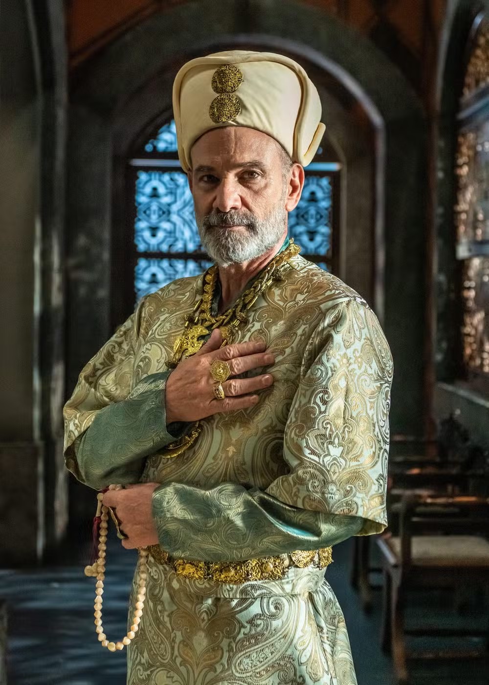 O turco Paxá Soliman (Marco Ricca) é pai de Omar (Rodrigo Simas) e negociante da exploração das minas de tungstênio de Batanga — Foto: TV Globo/Estevam Avellar