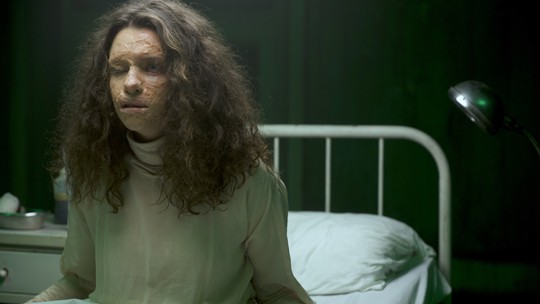 Bruna Linzmeyer surge com rosto desfigurado no filme 'Medusa' após longo processo de maquiagem