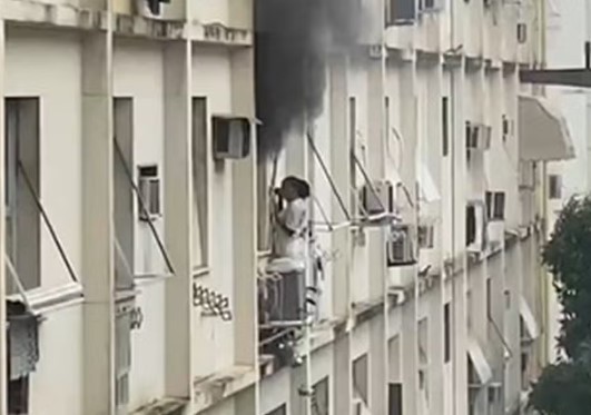 Com apartamento em chamas, mulher é socorrida após se abrigar em parapeito de prédio em Copacabana