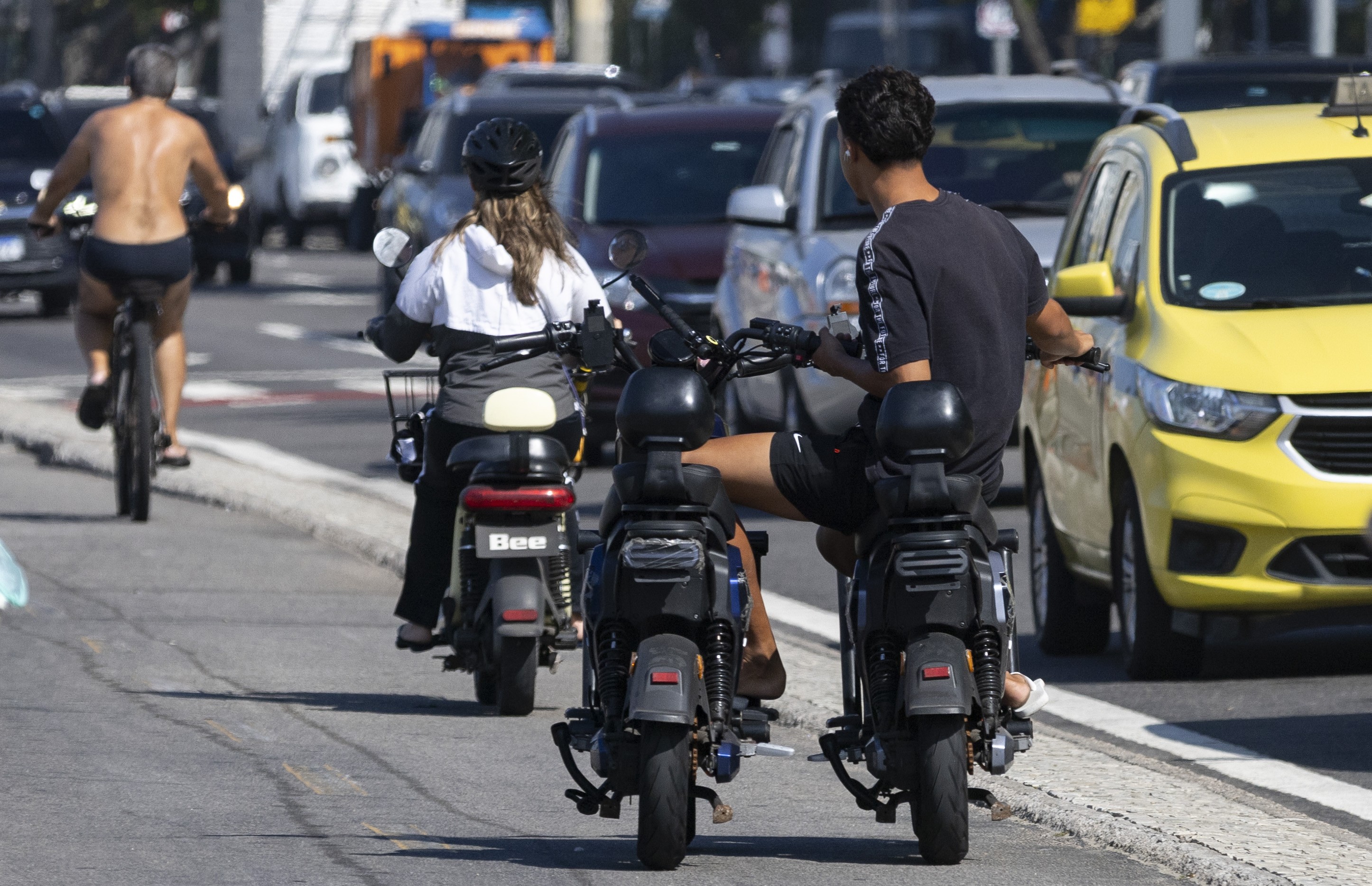 Limitação de circulação, obrigatoriedade de capacete e emplacamento; veja o que diz a norma da prefeitura para veículos elétricos