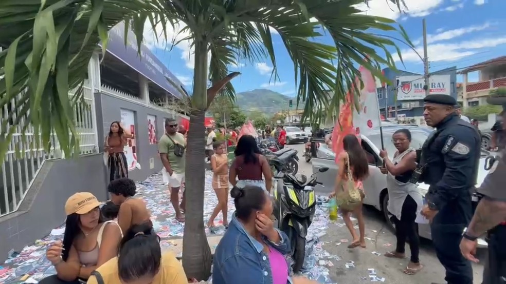 Polícia é acionada após prática de boca de urna derrame de santinhos políticos em Bangu, no Rio de Janeiro — Foto: Anna Bustamante/Agência O Globo