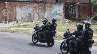 Military and civil police carry out an operation at Complexo do Salgueiro, in São Gonçalo — Photo: Fabiano Rocha / Agência O Globo