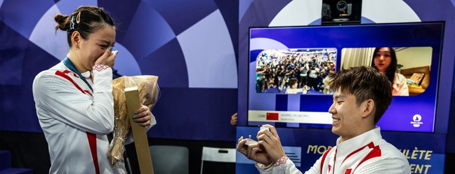 Liu Yuchen proposed to Olympic champion Huang Ya Qiong — Photo: Luis TATO/AFP