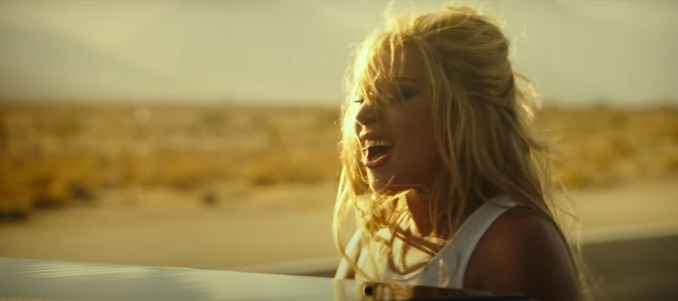 Lady Gaga em clipe de'Hold my hand' — Foto: Reprodução