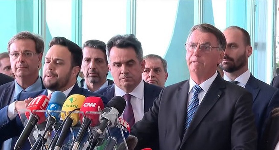 Bolsonaro volta a falar no ataque que sofreu e agradece médicos de