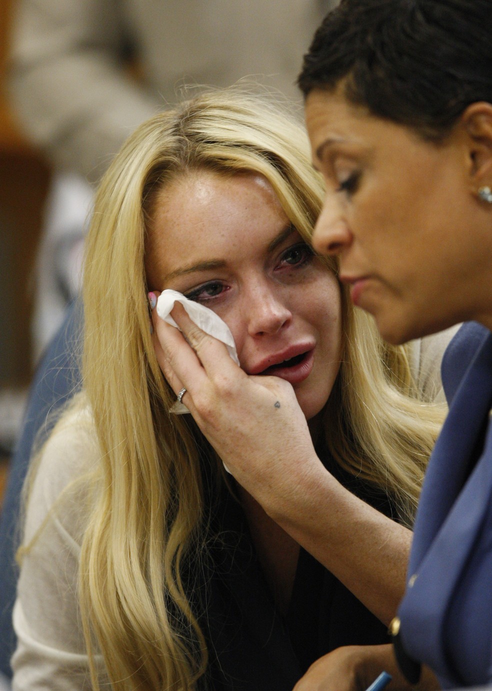 Lindsay Lohan chorando no tribunal após mais uma condenação, em 2012 — Foto: AFP