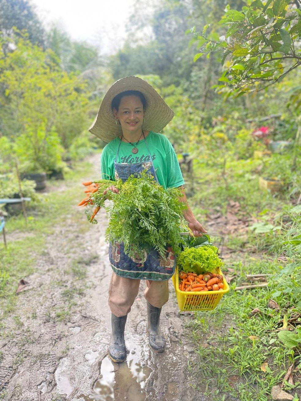 Moradores das próprias comunidades integram as equipes que implementam e cuidam das hortas — Foto: Secretaria de Meio Ambiente da Cidade/Divulgação