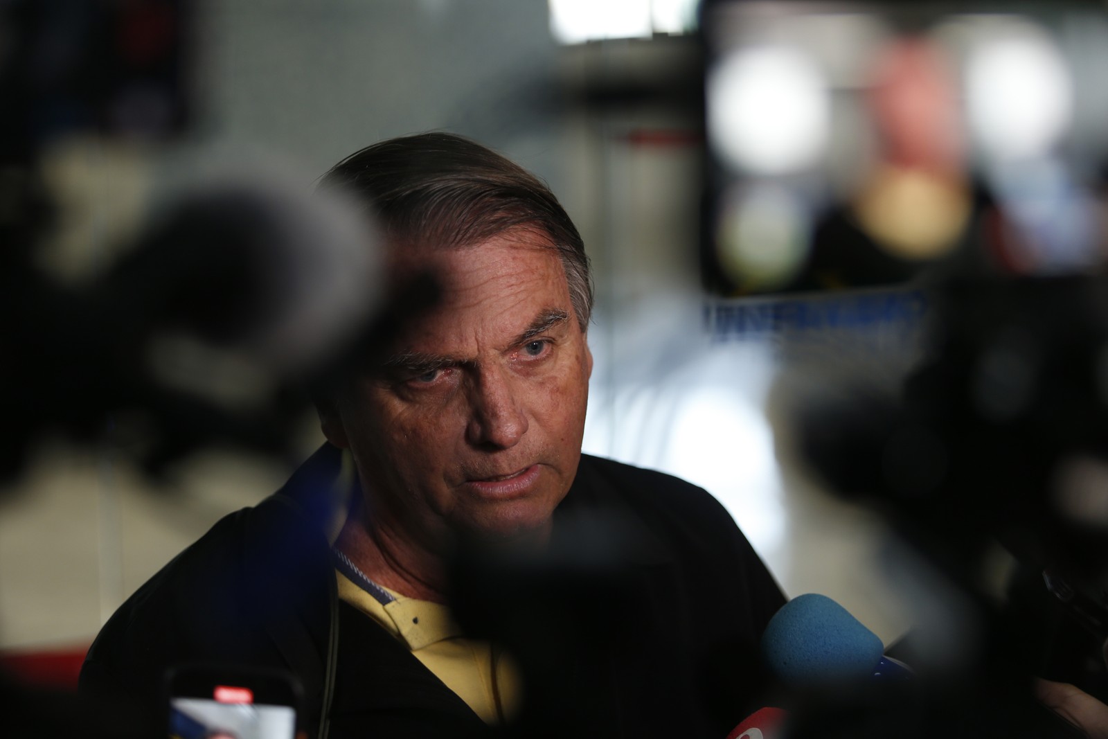 Ex-presidente Jair Bolsonaro desembarca no Rio de Janeiro para aguardar o futuro político, no terceiro dia do julgamento do TSE.  — Foto: Fabiano Rocha / Agência O Globo