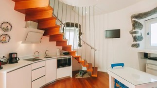 Interior do moinho: no andar térreo, cozinha e sala — Foto: Divulgação