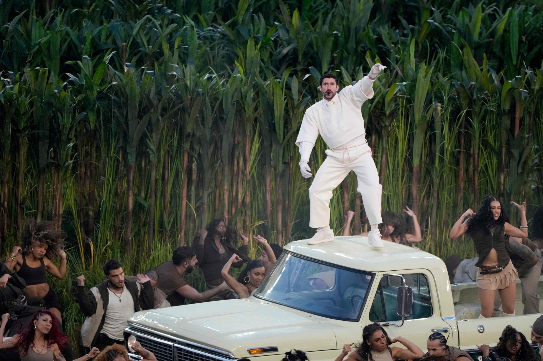 Influenciadora pr&oacute;xima de Trump diz que show de Bad Bunny 'n&atilde;o foi branco o suficiente' e ataca imigrantes