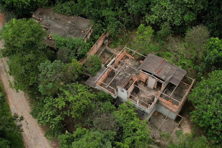 View of abandoned houses and one street in Cachoeira Park, an area affected by mud from the Vale dam accident in Brumadinho — Photo: Douglas Magno / AFP