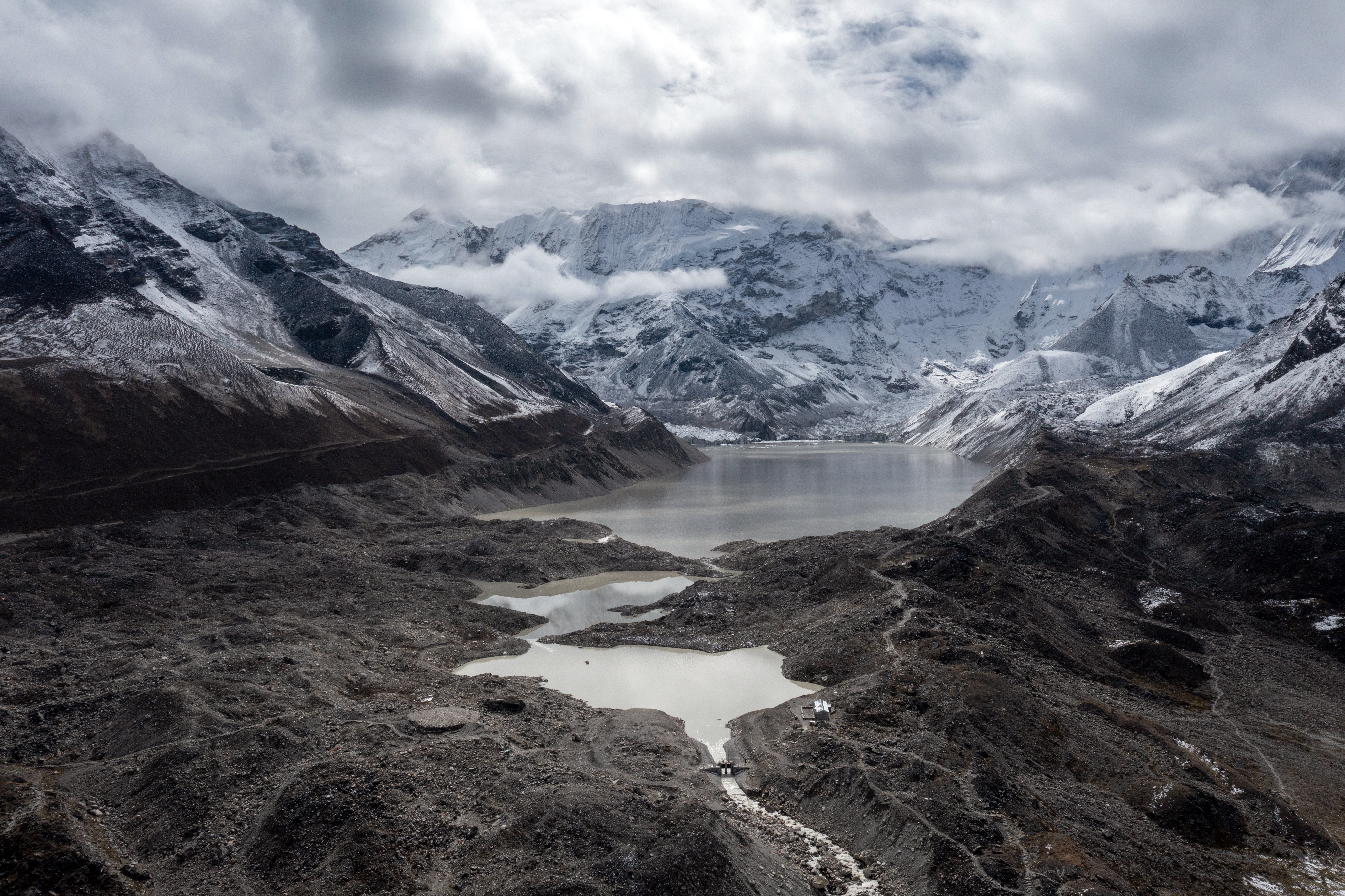 Geleiras derretendo: Desastre na fronteira do Nepal e Tibete acende alerta sobre os riscos de um Himalaia em transformação - QTU Questões do Universo