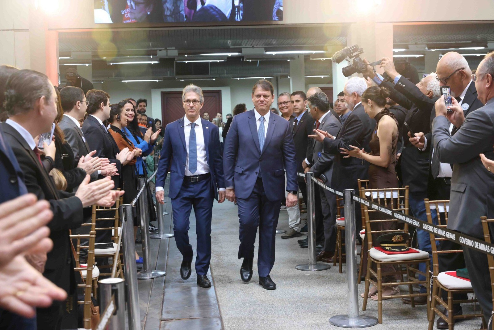 Em Minas, Tarcísio critica polarização ‘que não leva a nada’ e elogia Zema, provável adversário de Flávio Bolsonaro ao Planalto