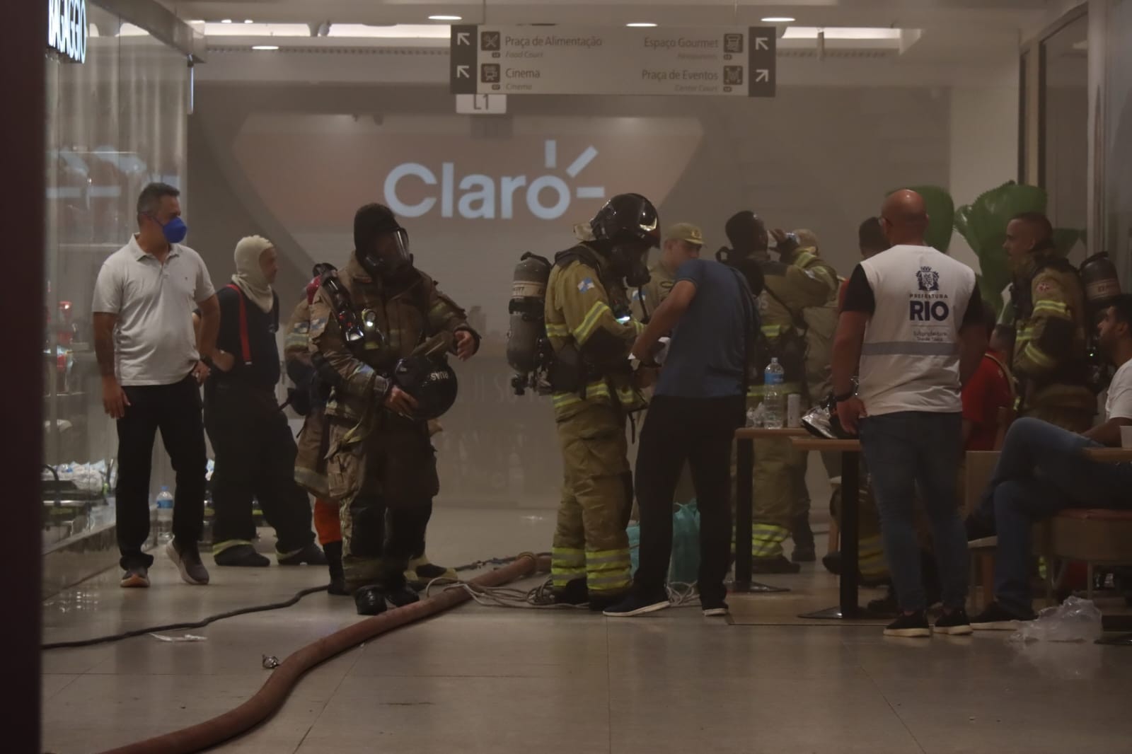 Incêndio no Shopping Tijuca mobiliza equipes de emergência na Zona Norte do Rio — Foto: Giampaolo Morgado Braga