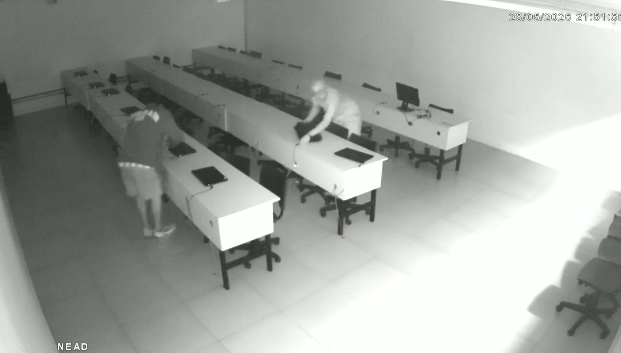 Vídeo: dupla rouba 25 laptops de faculdade no Rio em 7 minutos