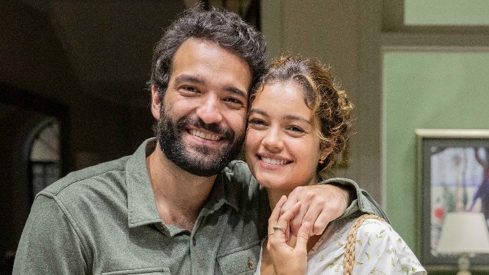 Rafael e Maíra terão o esperado final feliz ao lado dos filhos, Rivaldinho e Nico — Foto: Globo
