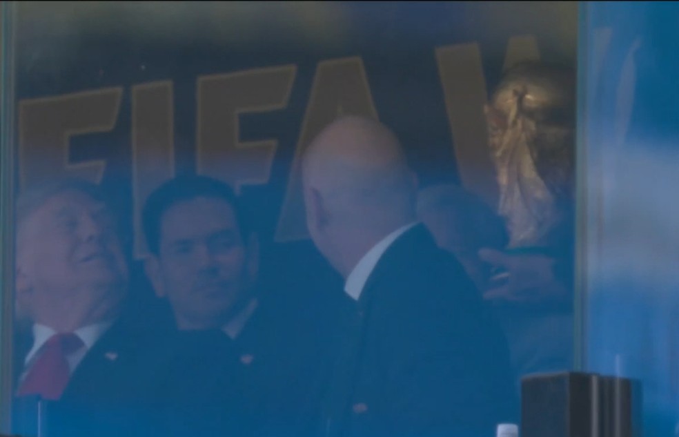 Ronaldo Fenômeno leva taça Copa do Mundo para Donald Trump, no camarote — Foto: Reprodução / TV Globo