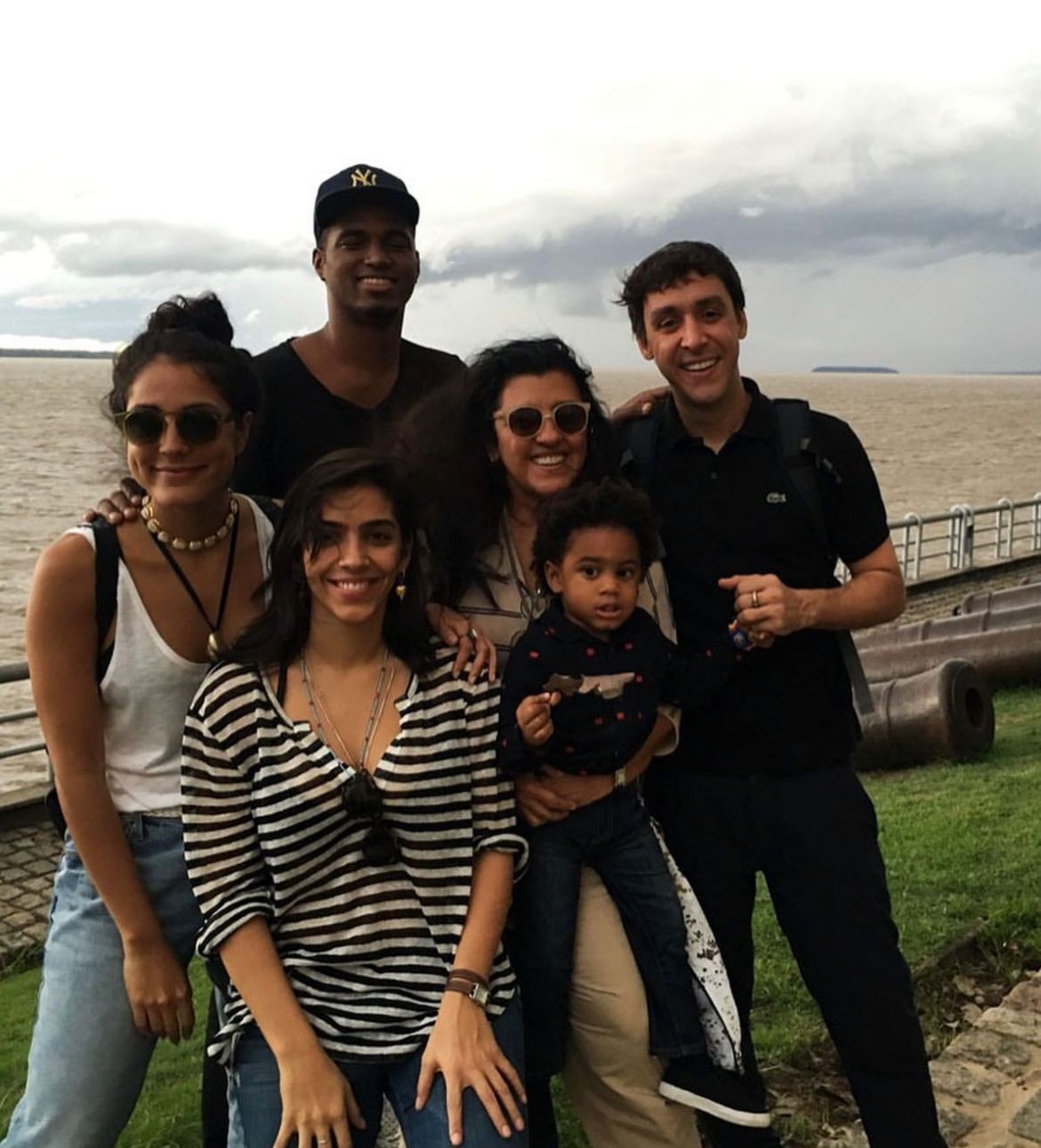 Rico Tavares junto à família de Regina Casé — Foto: Reprodução / Redes Sociais