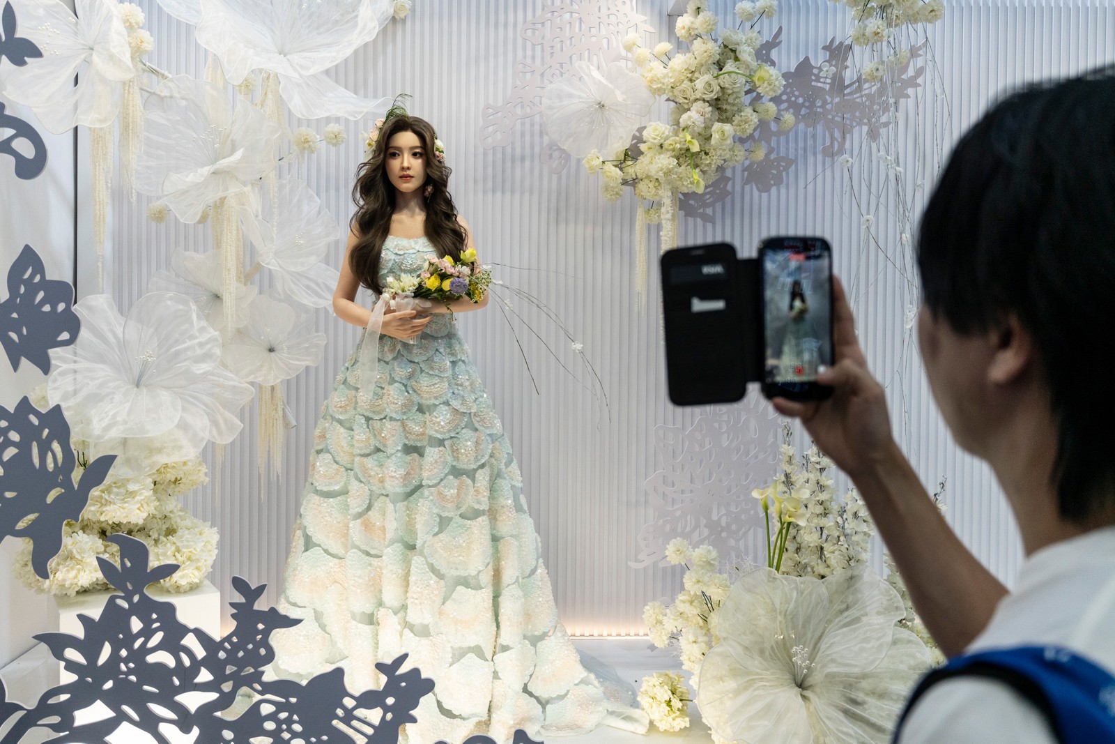 Detalhes de rob&ocirc; humanoide bi&ocirc;nico U1, da UBTech Robotics, atrai os olhares &mdash;e fotos &mdash; dos visitantes: fei&ccedil;&otilde;es humanas perfeitas, beleza e capricho nas roupas e acess&oacute;rios &mdash; Foto: Qilai Shen/Bloomberg