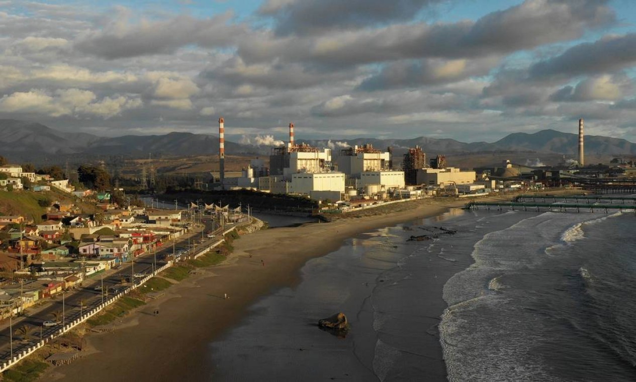 O parque industrial divide a baía em dois. De um lado, o imponente oceano Pacífico; do outro, gigantescas chaminés junto a enormes tanques de químicos e combustíveis — Foto: PABLO COZZAGLIO / AFP