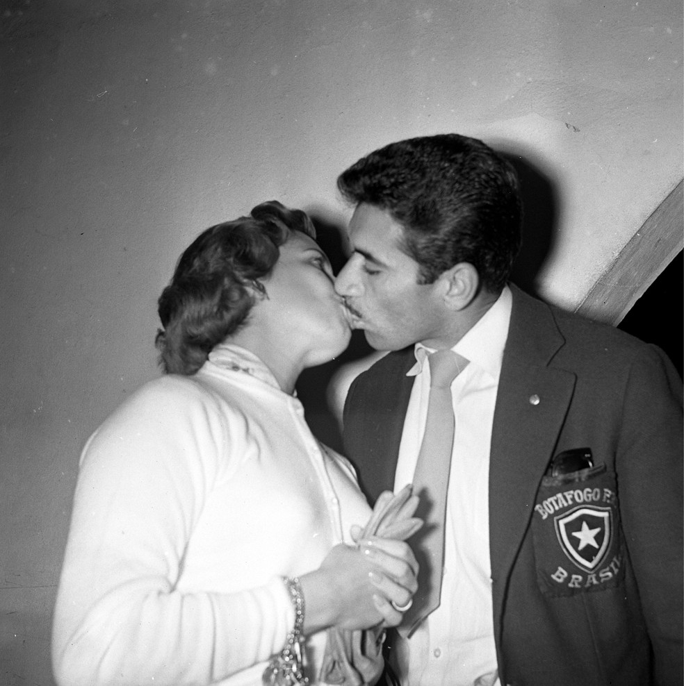 Beijo de Abigail e Nilton Santos — Foto: Arquivo / O Globo
