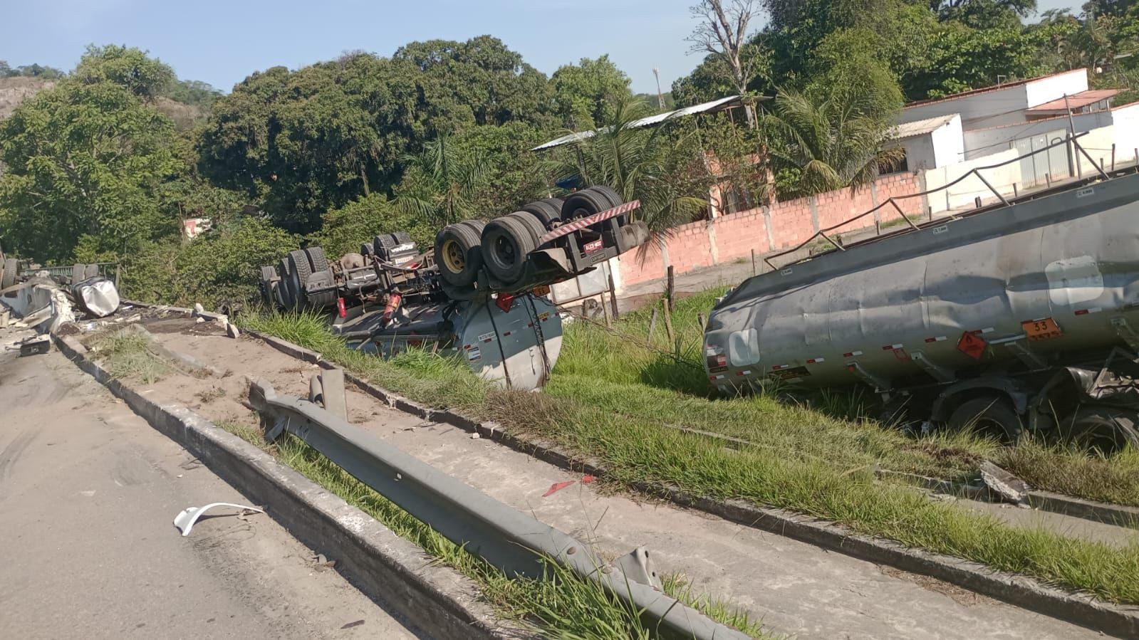 Caminhão tomba, e produto químico vaza para Rio Suruí, em Magé