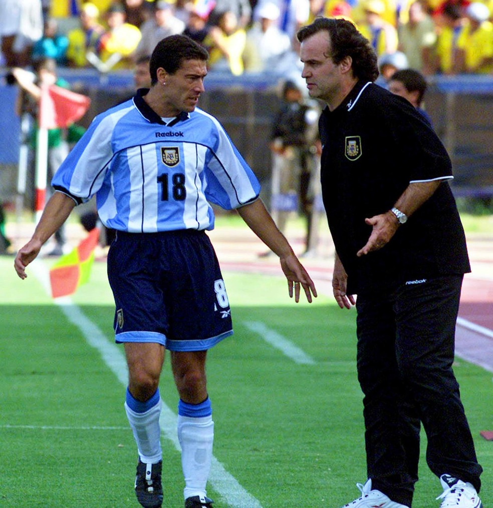 Marcelo Bielsa e Cristian Gonzalez em partida válida pelas Eliminatórias da Copa de 2002 — Foto: Martin Bernetti/AFP