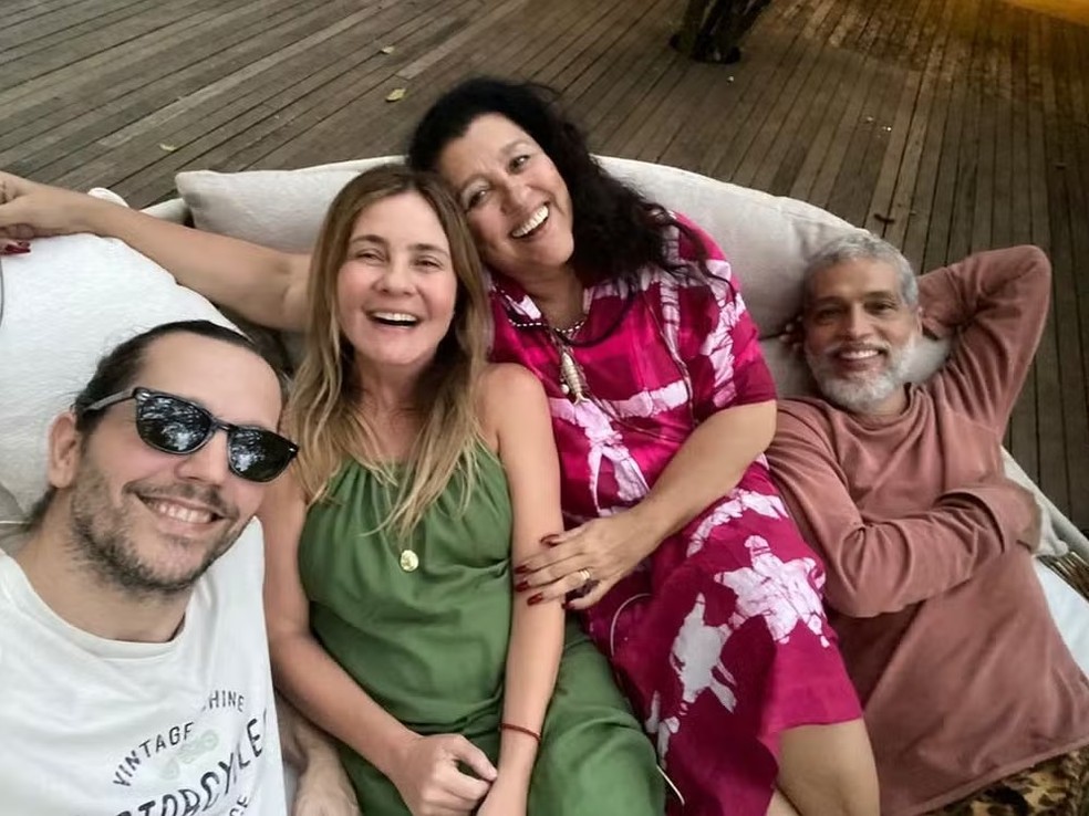 Vladimir Brichta, Adriana Esteves, Regina Casé e Estevão Ciavatta, em Mangaratiba: casal de artistas é vizinho — Foto: Reprodução/Instagram