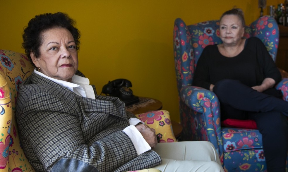 Funcionários aposentados da Eletrobras que não estão recebendo o valor devido pelo Fundo de Pensão. Na foto Jane Mosso (de preto), 73 anos, e Ieda Maria, 81 anos — Foto: Guito Moreto / Agência O Globo