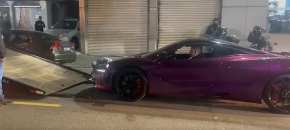 McLaren, carro dirigido por filho de Deolane Bezerra, é apreendido por policiais em São Paulo — Foto: Reprodução/X