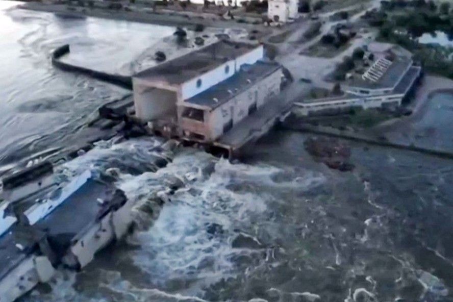 Foto aérea mostra danos à barragem de Kakhovka, no sul da Ucrânia